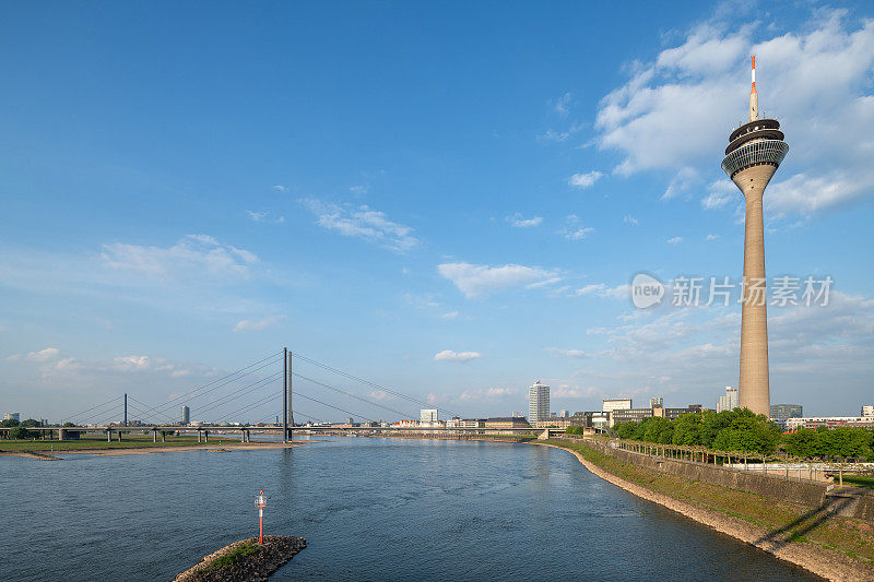 Düsseldorf来自Düsseldorf Medienhafen与电视塔，德国